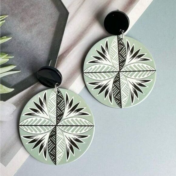 Bohemian Style Handmade Acrylic Tropical Flower Round Earrings - Picture 4 of 12